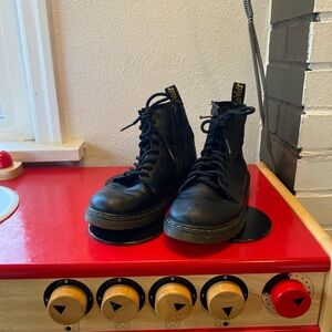 Black leather Dr. Martens 1460 boots #Docs

Women’s size 5
